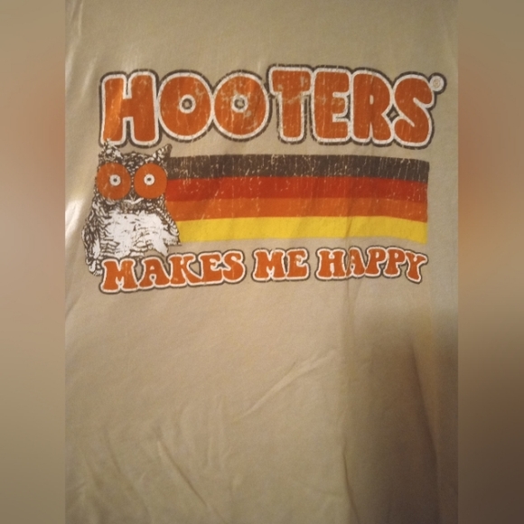 LIKE NEW HOOTERS makes me happy tee - Picture 2 of 3